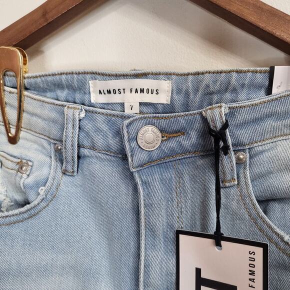NWT ALMOST FAMOUS Light Wash 90s Fit Distressed Jeans Size 7 - Picture 4 of 9